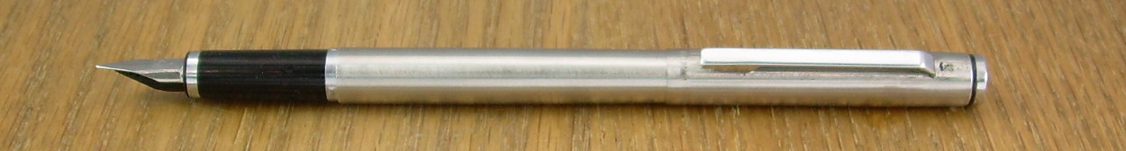 Pelikan Signum P530, in a rather beaten-up example.  It is hard to make out the pin-stripe incisions with decorate this sub-model.